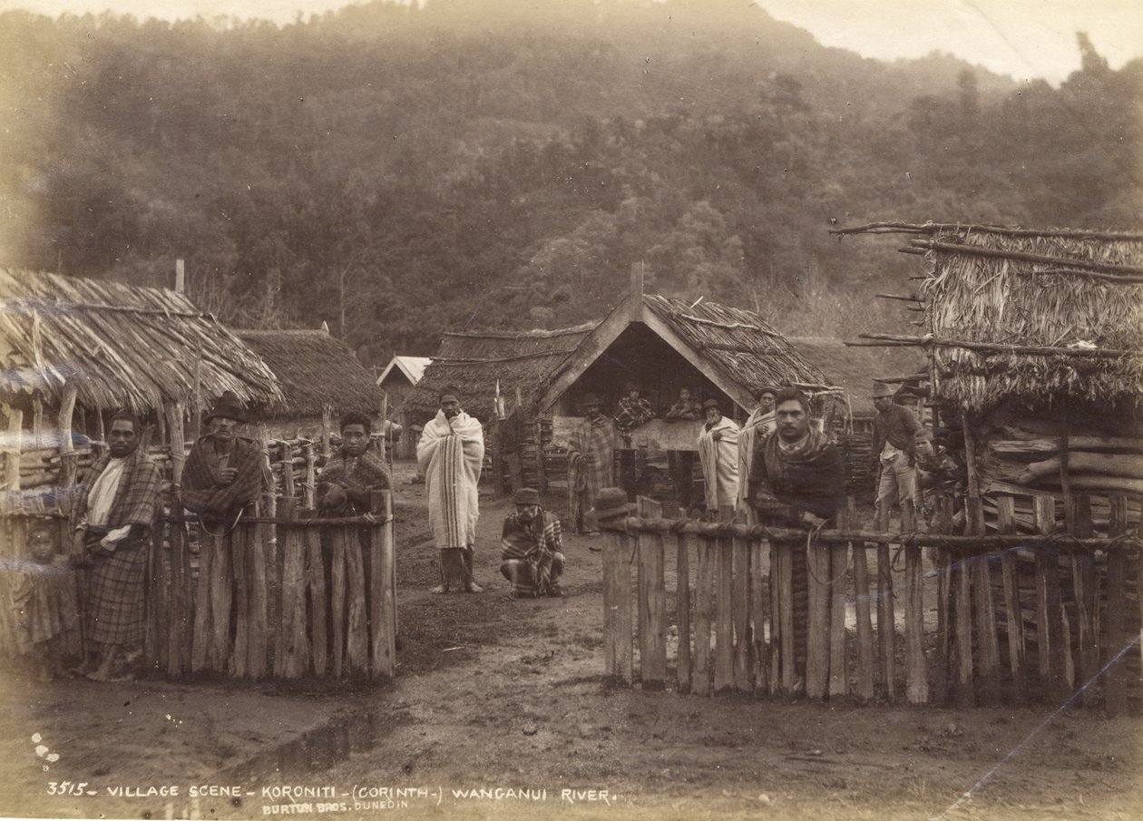 विलेज सीन - कोरोनिटी (कुरिन्थ) वांगानुई नदी, 7 मई 1885 (एल्बम प्रिंट) द्वारा अल्फ्रेड बर्टन