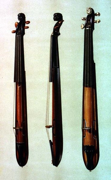 एंटोनियो स्ट्राडिवेरियस द्वारा सोर्डिनो (c.1644-1737) 1717, 'म्यूजिकल इंस्ट्रूमेंट्स' (रंगीन लिथो) से द्वारा अल्फ्रेड जेम्स हिपकिंस
