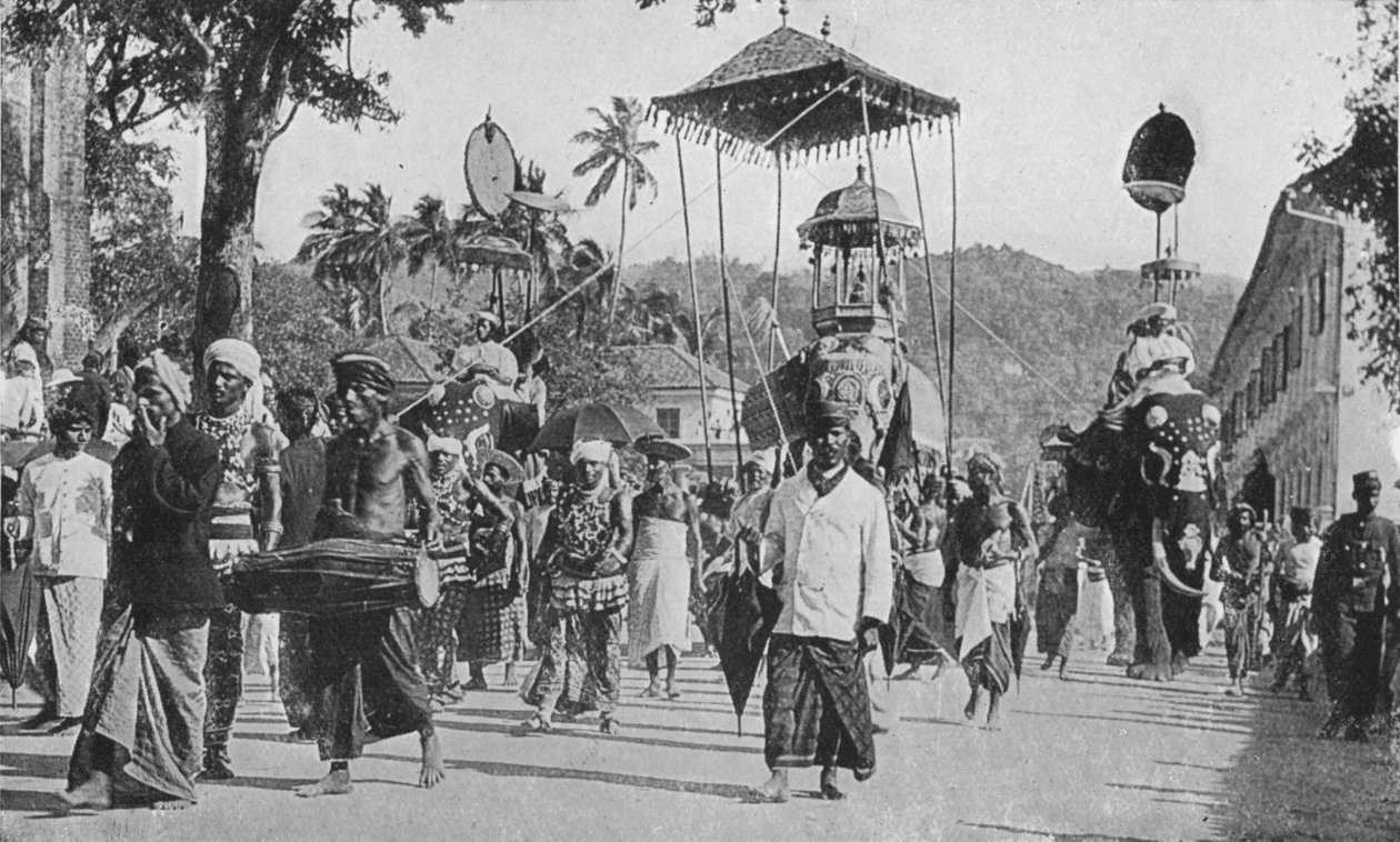 कैंडी। पेराहेरा प्रिसेंस पासिंग, c1890, 1910 द्वारा अल्फ्रेड विलियम अमैंडस प्लेट