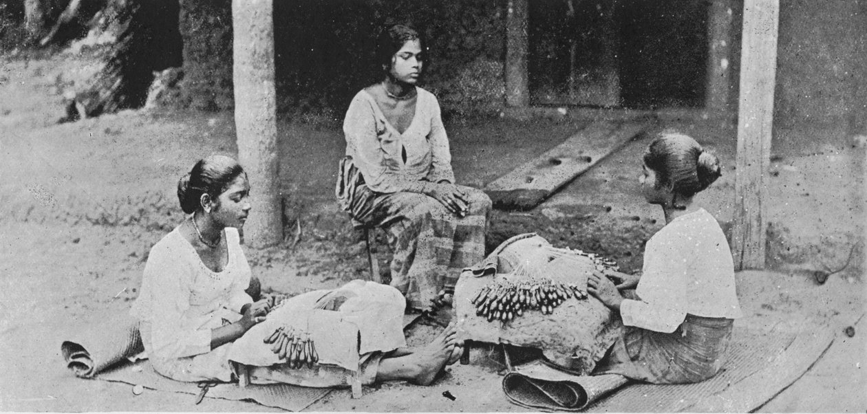 लेस मेकर्स। - सीलोन लेस पूरी तरह से हाथ से बना है, c1890, 1910 द्वारा अल्फ्रेड विलियम अमैंडस प्लेट