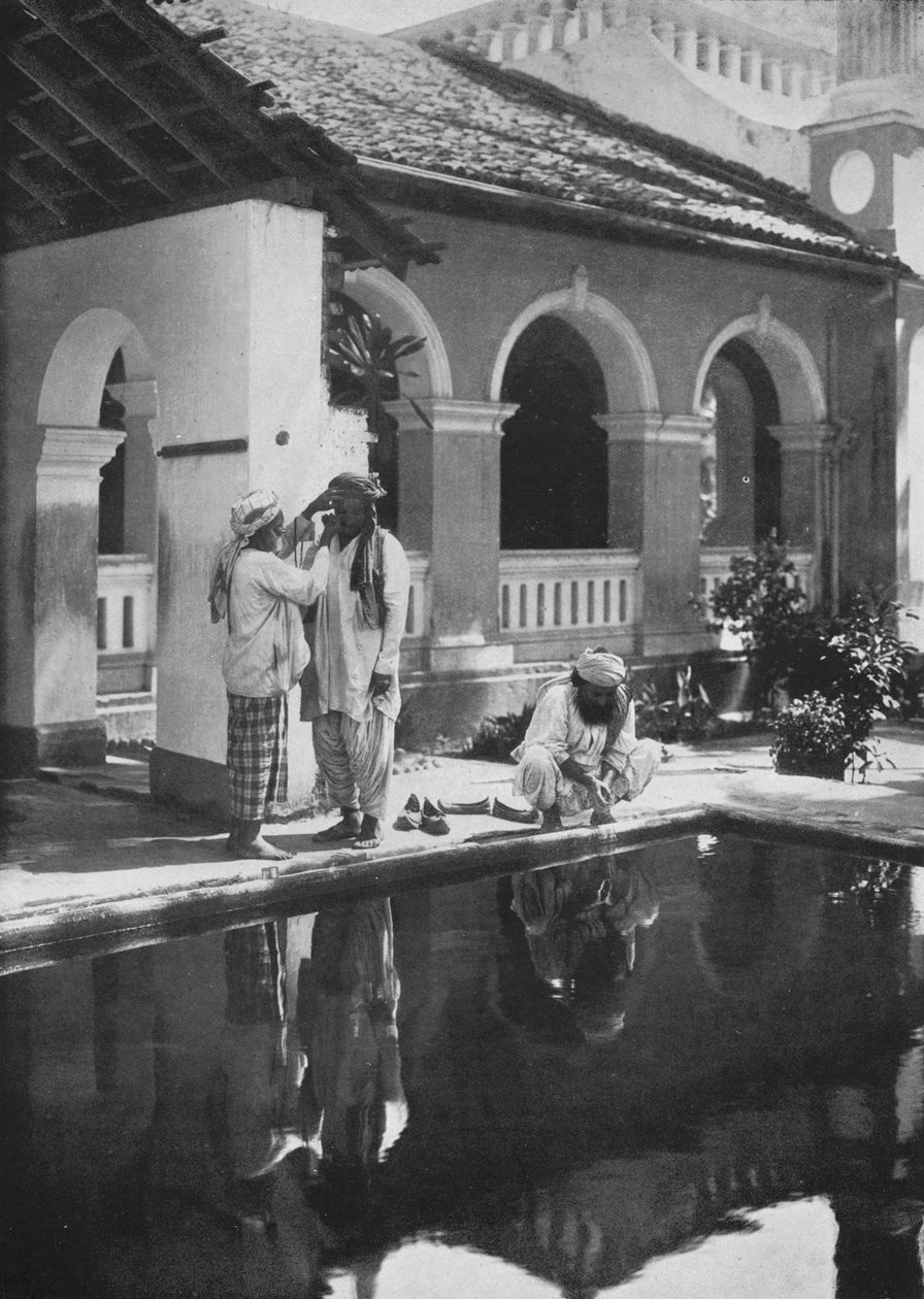 मस्जिद में धार्मिक तैयारी, c1890, 1910 द्वारा अल्फ्रेड विलियम अमैंडस प्लेट