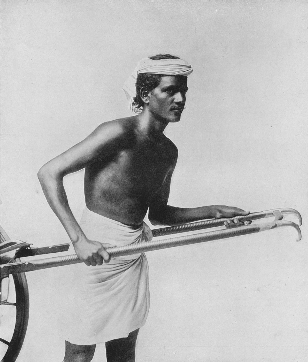रिक्शा कुली, c1890, 1910 द्वारा अल्फ्रेड विलियम अमैंडस प्लेट