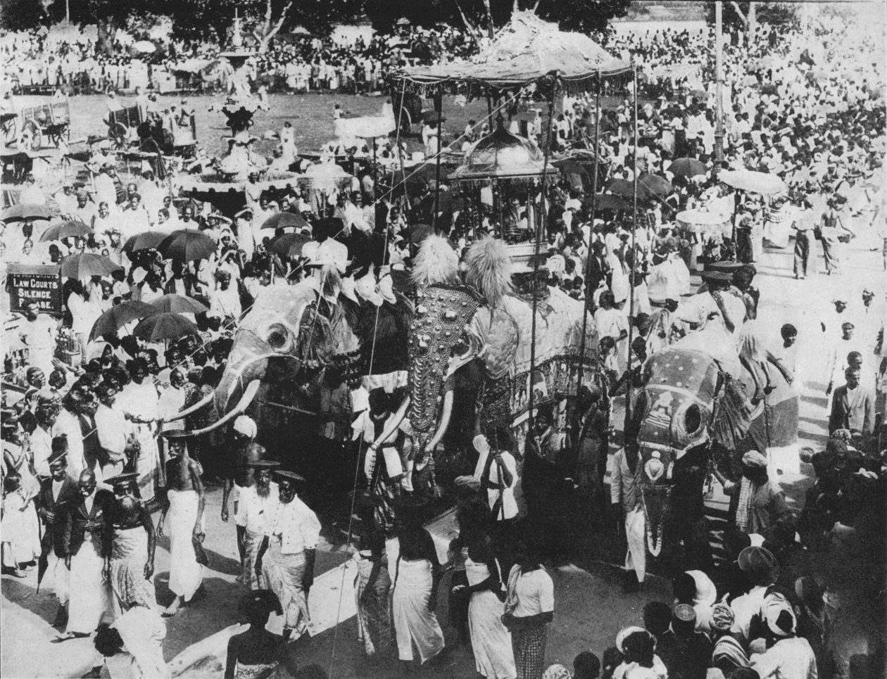 पेराहेरा जुलूस में पवित्र हाथी, कैंडी, सीलोन, c1890, 1910 द्वारा अल्फ्रेड विलियम अमैंडस प्लेट
