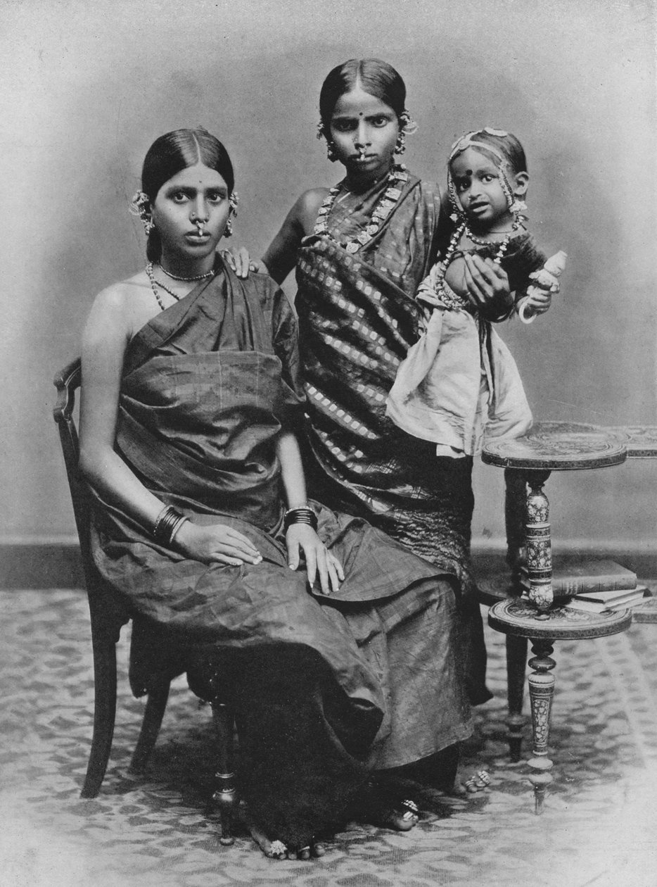 सुदूर और पैर के अंगूठे के साथ तमिल देवियों, c1890, 1910 द्वारा अल्फ्रेड विलियम अमैंडस प्लेट