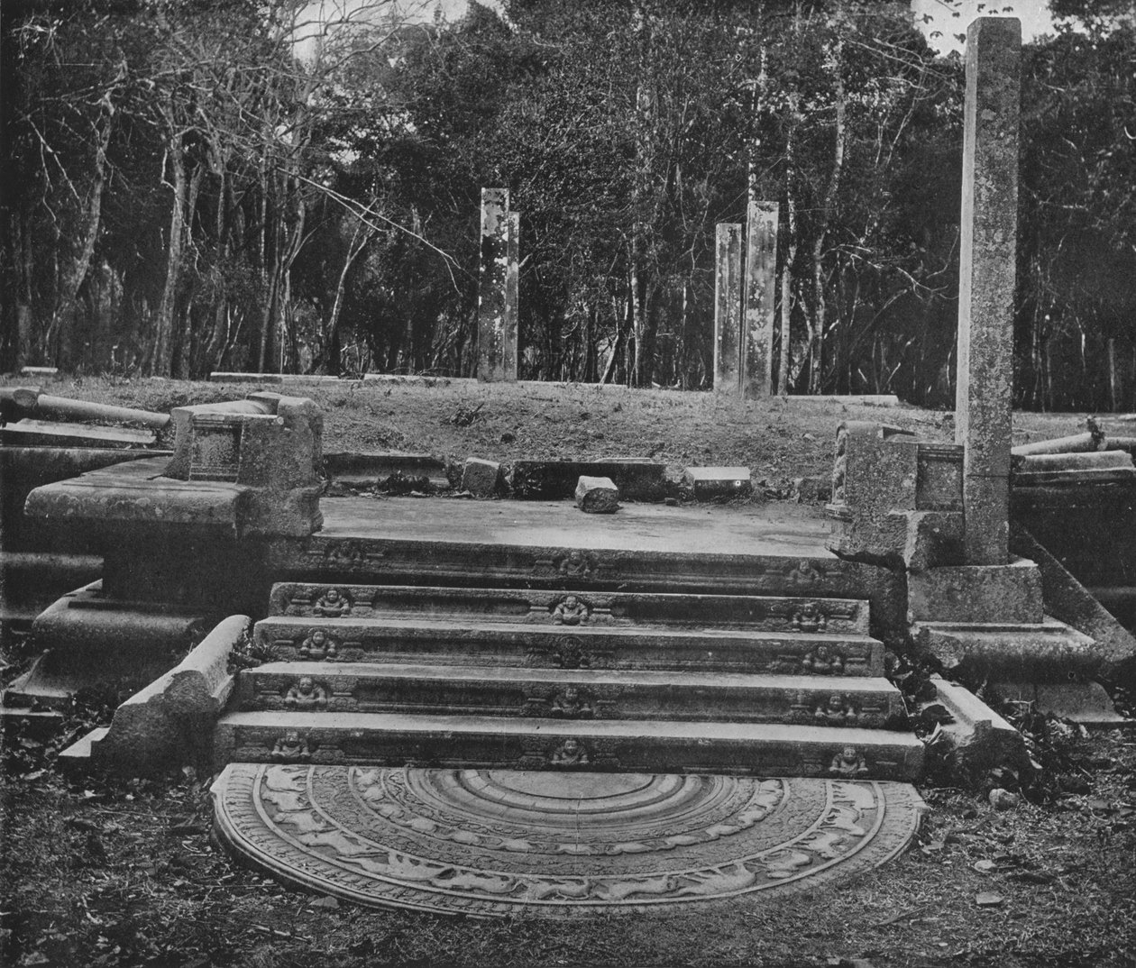 अनुराधापुरा के बर्बाद शहर। मूनस्टोन एंड स्टेप्स, c1890, 1910 द्वारा अल्फ्रेड विलियम अमैंडस प्लेट