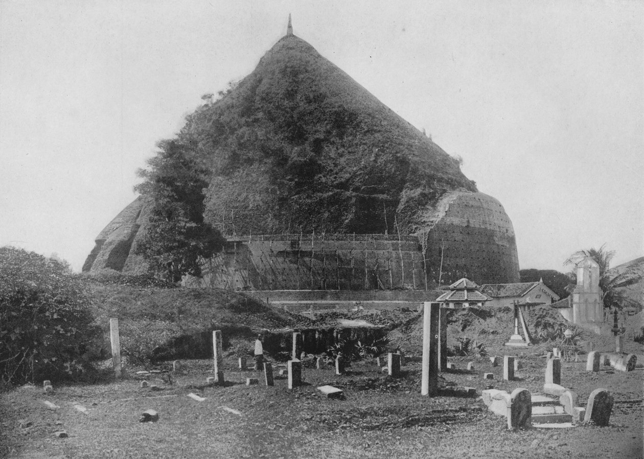 अनुराधापुरा के बर्बाद शहर। रुन्नेवेला दगोबा, एलिफेंट प्लेटफार्म, c1890, 1910 द्वारा अल्फ्रेड विलियम अमैंडस प्लेट