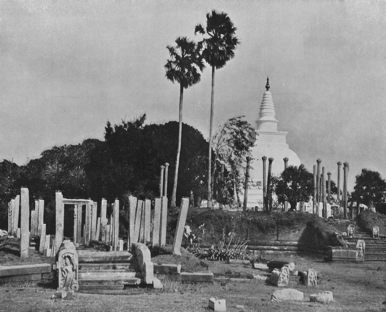 अनुराधापुरा के बर्बाद शहर। थुपराम दगोबा, c1890, 1910 द्वारा अल्फ्रेड विलियम अमैंडस प्लेट