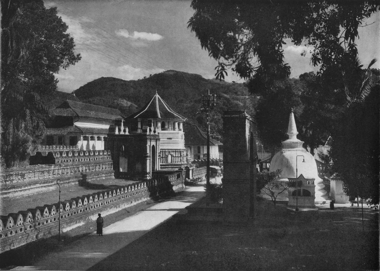 द टेंपल ऑफ द होली टूथ और डागोबा, कैंडी, सीलोन, c1890, 1910 द्वारा अल्फ्रेड विलियम अमैंडस प्लेट