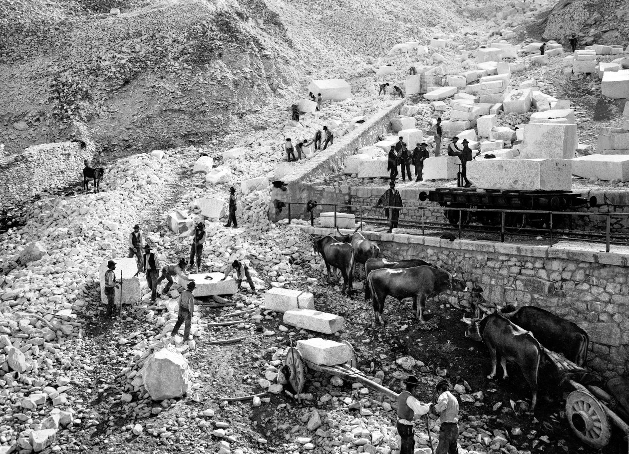 Ravaccione की खदान में संगमरमर के लोडिंग ब्लॉक (b/w फोटो) द्वारा फ्रेटेली एलिनारी