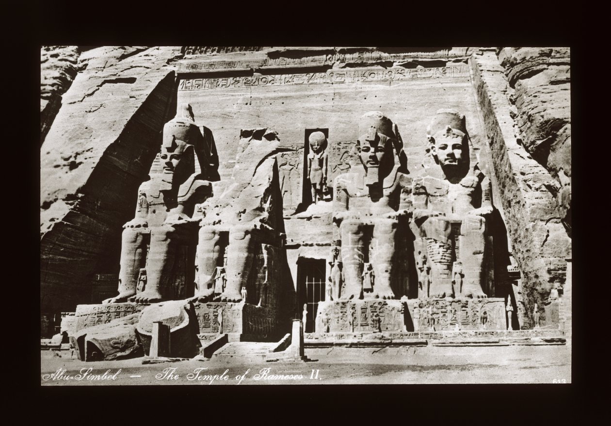 अबू सिंबल - रामस द्वितीय का मंदिर (लालटेन स्लाइड) द्वारा अमेरिकी फोटोग्राफर