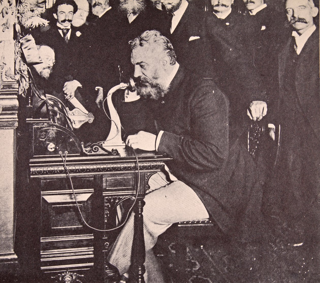 अलेक्जेंडर ग्राहम बेल ने न्यूयॉर्क और शिकागो के बीच 1892 में पहली कॉल की द्वारा अमेरिकी फोटोग्राफर
