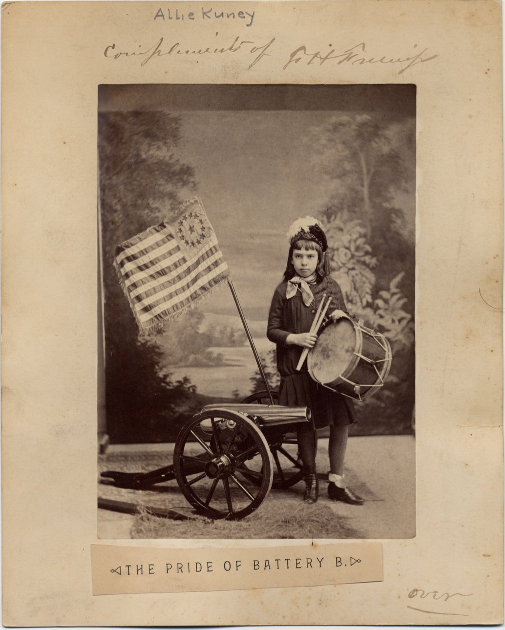 Allie Kunie, कॉस्ट्यूम इन द गर्ल ऑफ़ प्राइड ऑफ़ बैटरी बी, फ्रेंक H Gassaway द्वारा 336831 में दिखाई गई, इस फ़ोटो के पीछे (एल्बम की तस्वीर) द्वारा अमेरिकी फोटोग्राफर