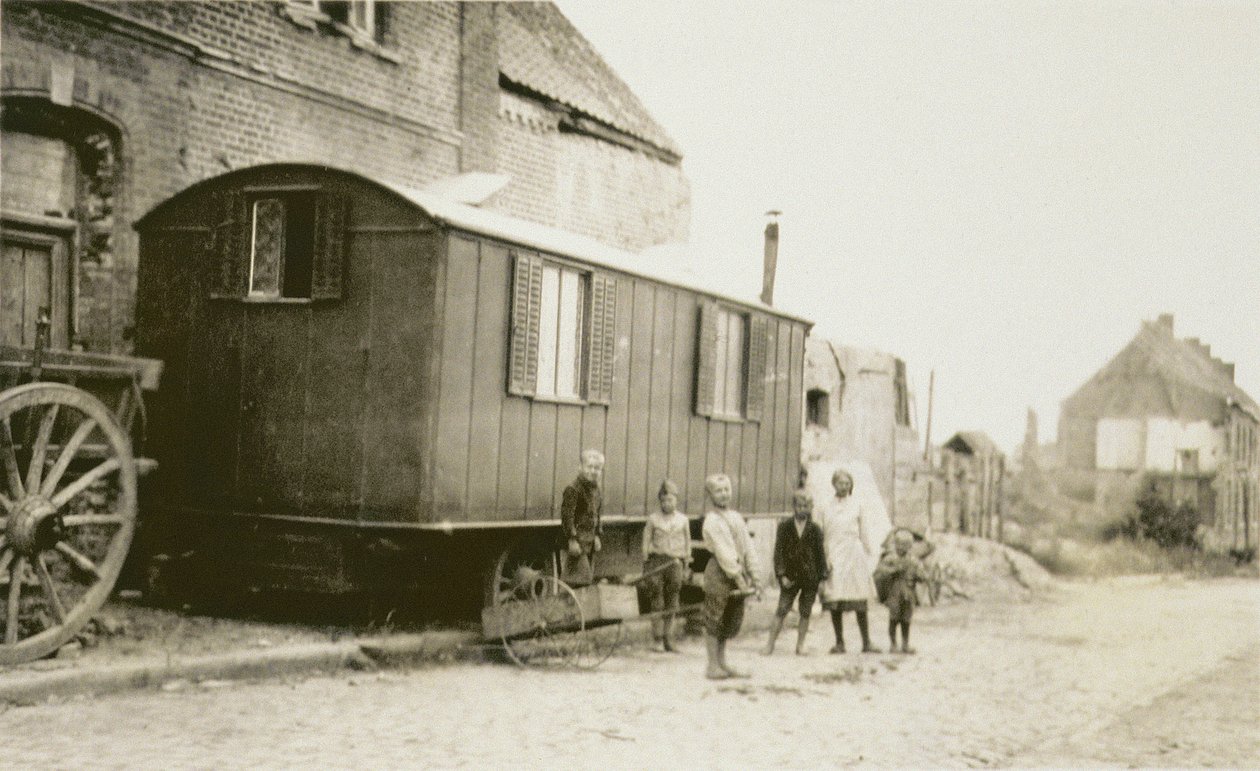 प्रथम विश्व युद्ध के बाद के बच्चे और परिवार, फ्रांस, लेंस, पास-डी-कैलिस, 1919 द्वारा अमेरिकी फोटोग्राफर