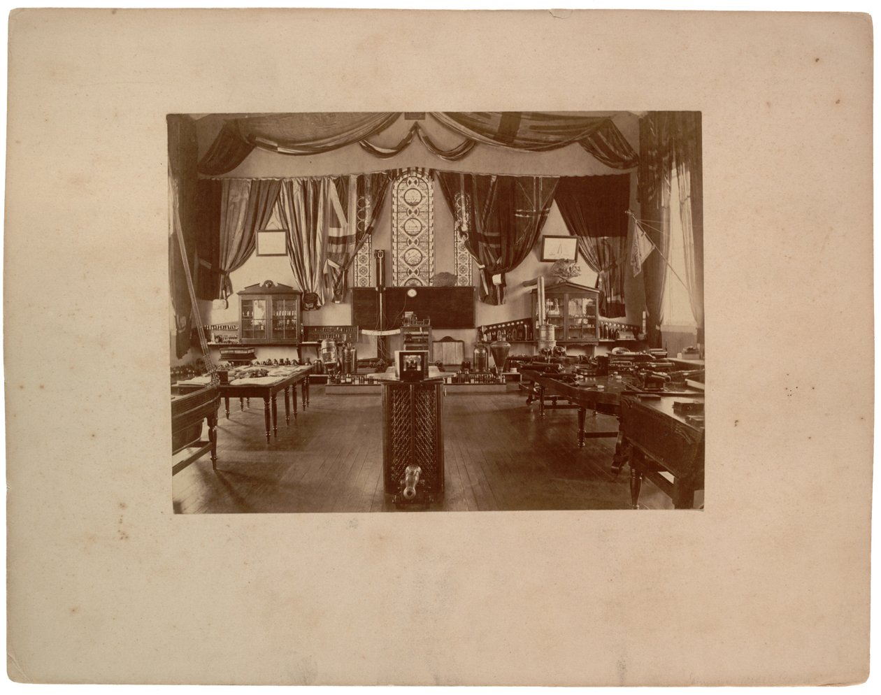 गनरी मॉडल रूम, c.1870 (सीपिया फोटो) द्वारा अमेरिकी फोटोग्राफर