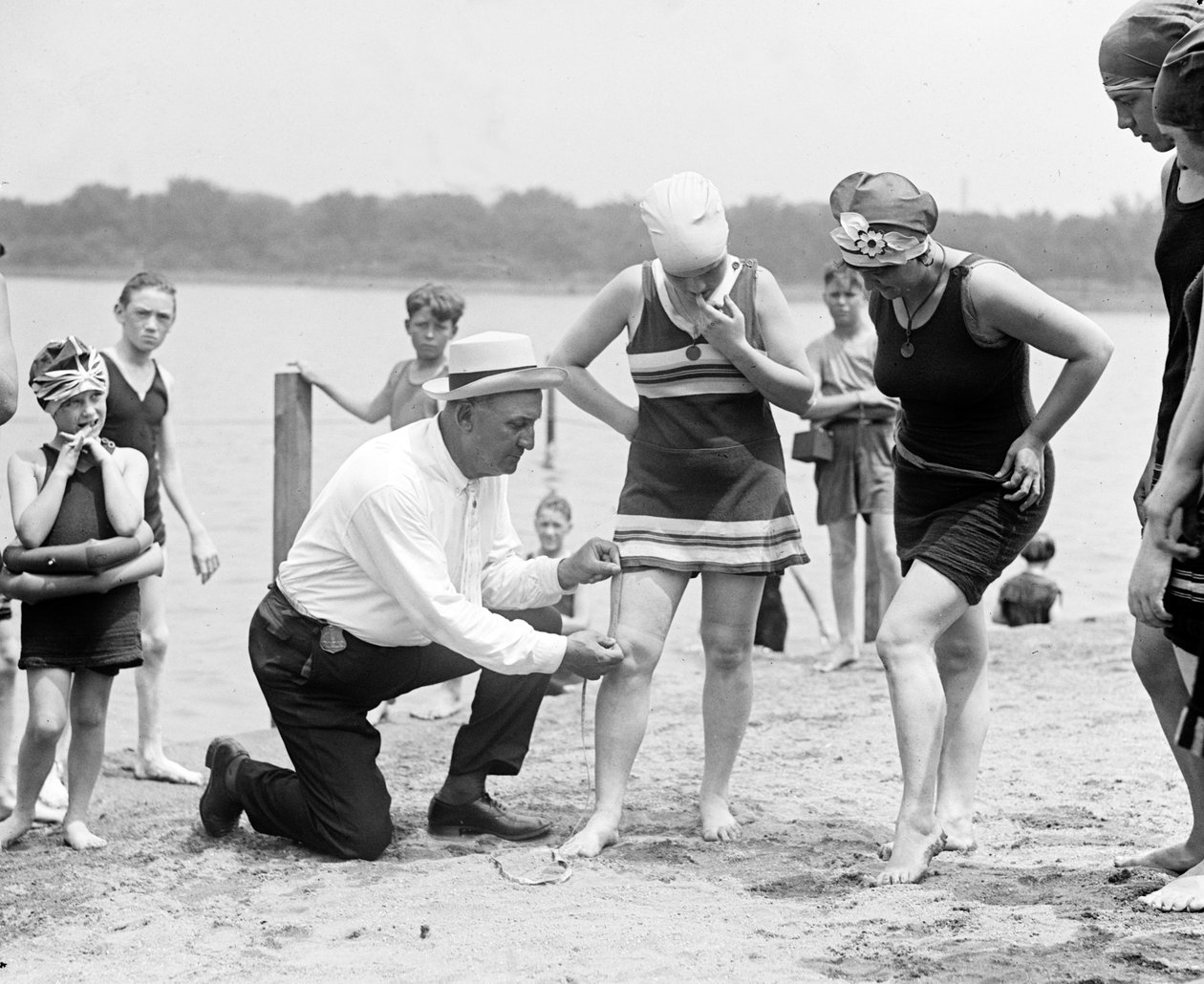 मापने के स्नान सूट, c.1922 द्वारा अमेरिकी फोटोग्राफर