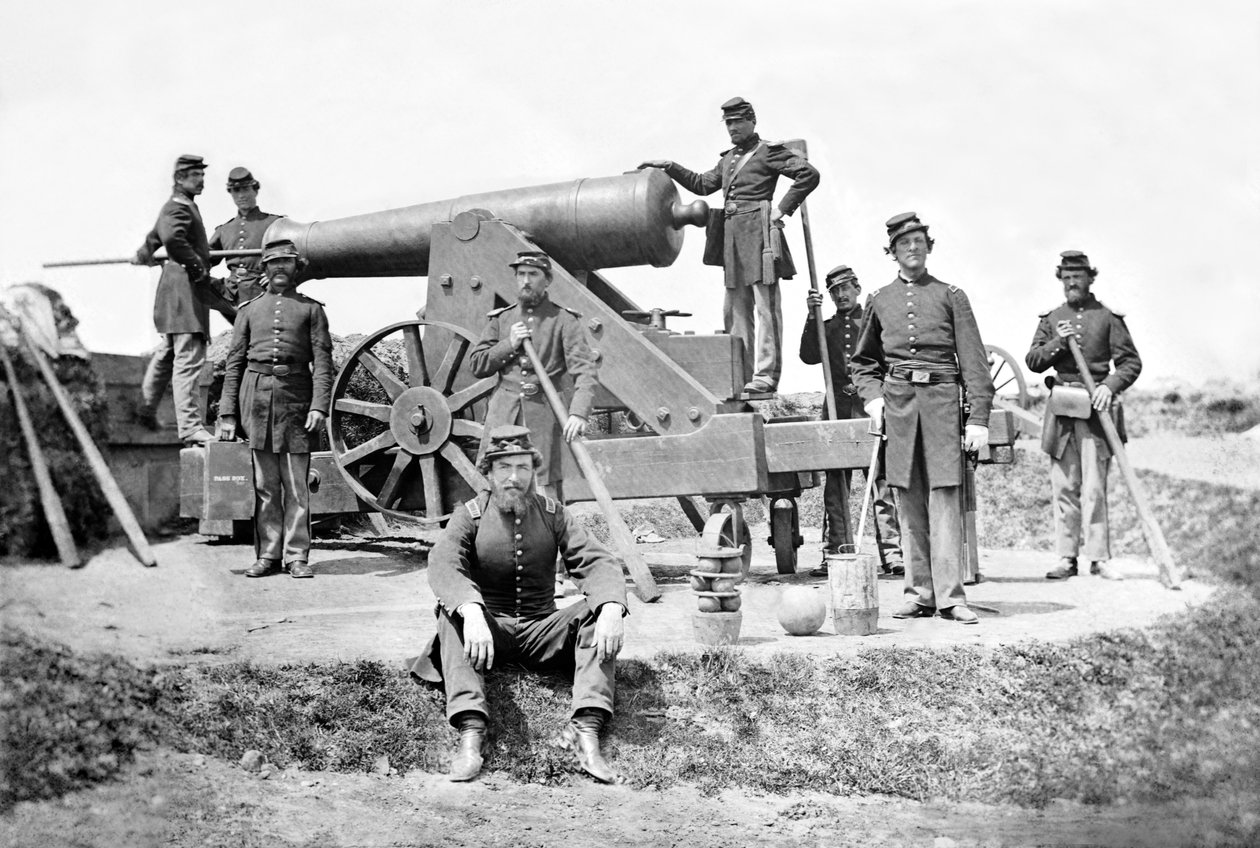 1862 में फोर्ट कोरकोरन में एक भारी बंदूक के साथ न्यूयॉर्क तोपखाने द्वारा अमेरिकी फोटोग्राफर