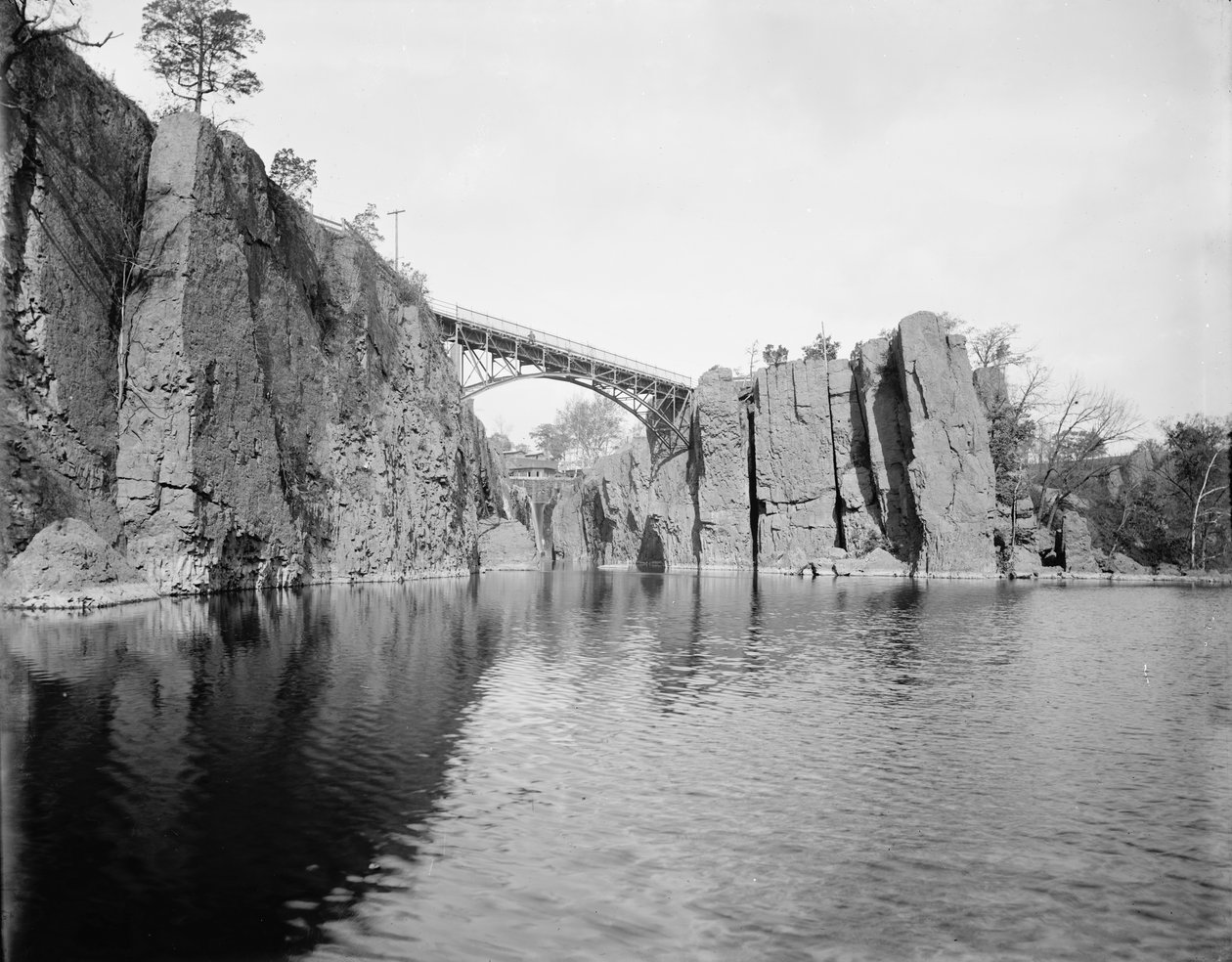 पेसिक फॉल्स, 1890-1901 द्वारा अमेरिकी फोटोग्राफर