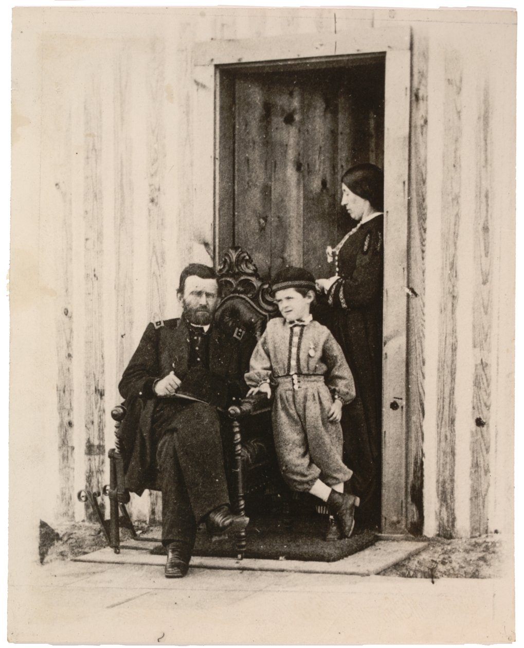 सिटी पॉइंट, Va।, 1865 में Ulysses S. Grant, Julia and Jesse Grant की तस्वीर, मुद्रित c.1940s (सीपिया फोटो) द्वारा अमेरिकी फोटोग्राफर