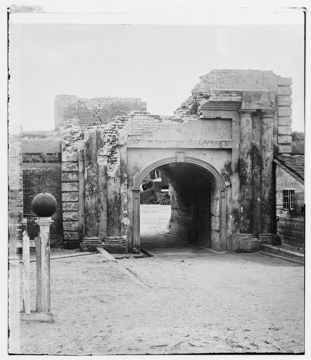 1865 में युद्धों के अंत में, दक्षिण कैरोलिना के फोर्ट मूली का सैली-पोर्ट द्वारा अमेरिकी फोटोग्राफर