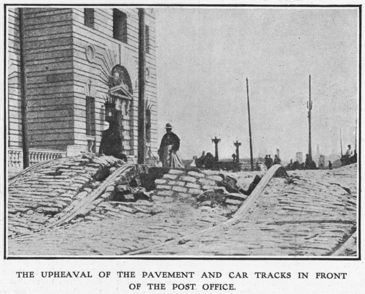 1906 के सैन फ्रांसिस्को भूकंप, 1906 के बाद डाकघर के सामने फुटपाथ और कार की पटरियों की उथल-पुथल द्वारा अमेरिकी फोटोग्राफर