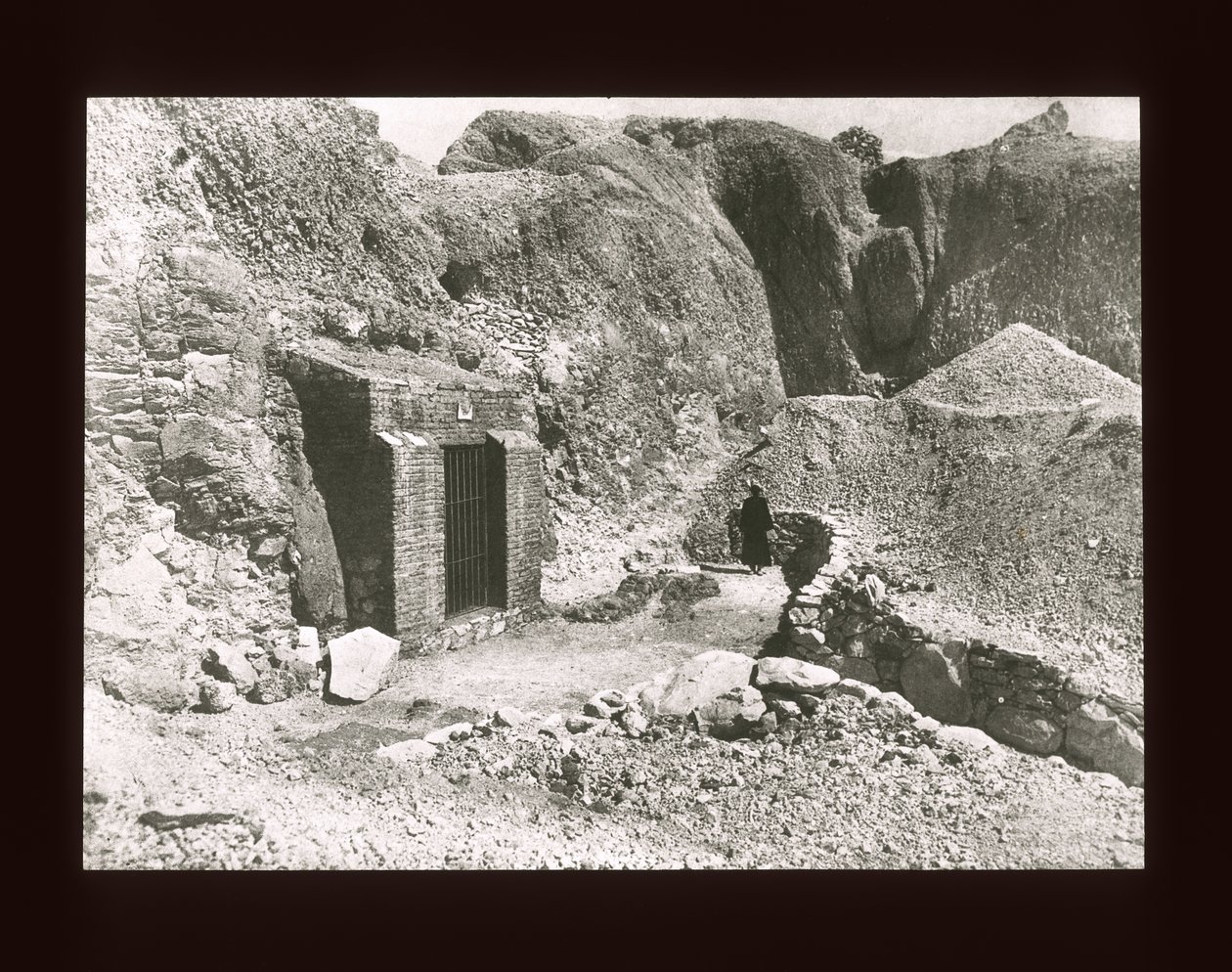 एंटेफ़ोकर के मकबरे का दृश्य, मध्य साम्राज्य (लालटेन स्लाइड) द्वारा अमेरिकी फोटोग्राफर