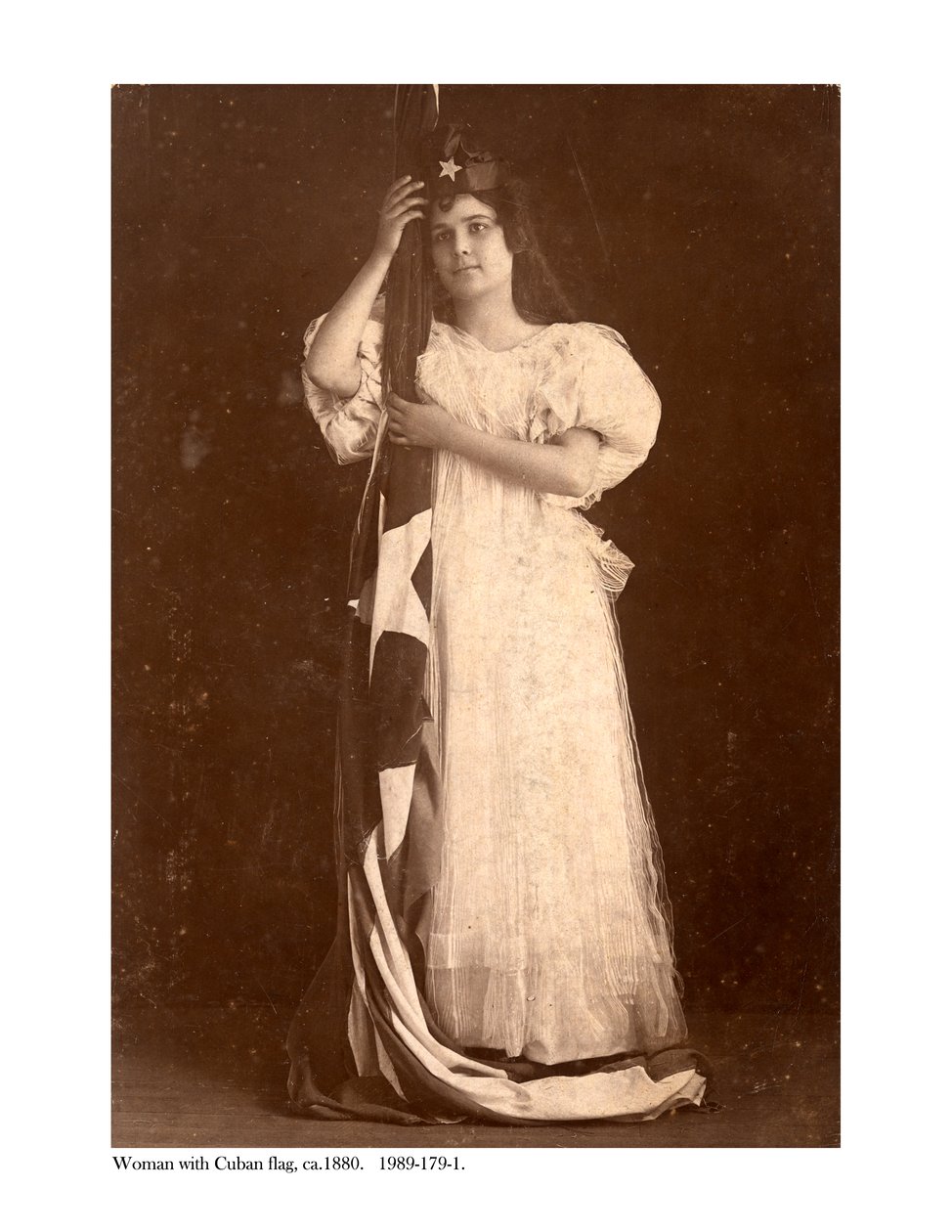 क्यूबा के झंडे वाली महिला, c.1880 द्वारा अमेरिकी फोटोग्राफर