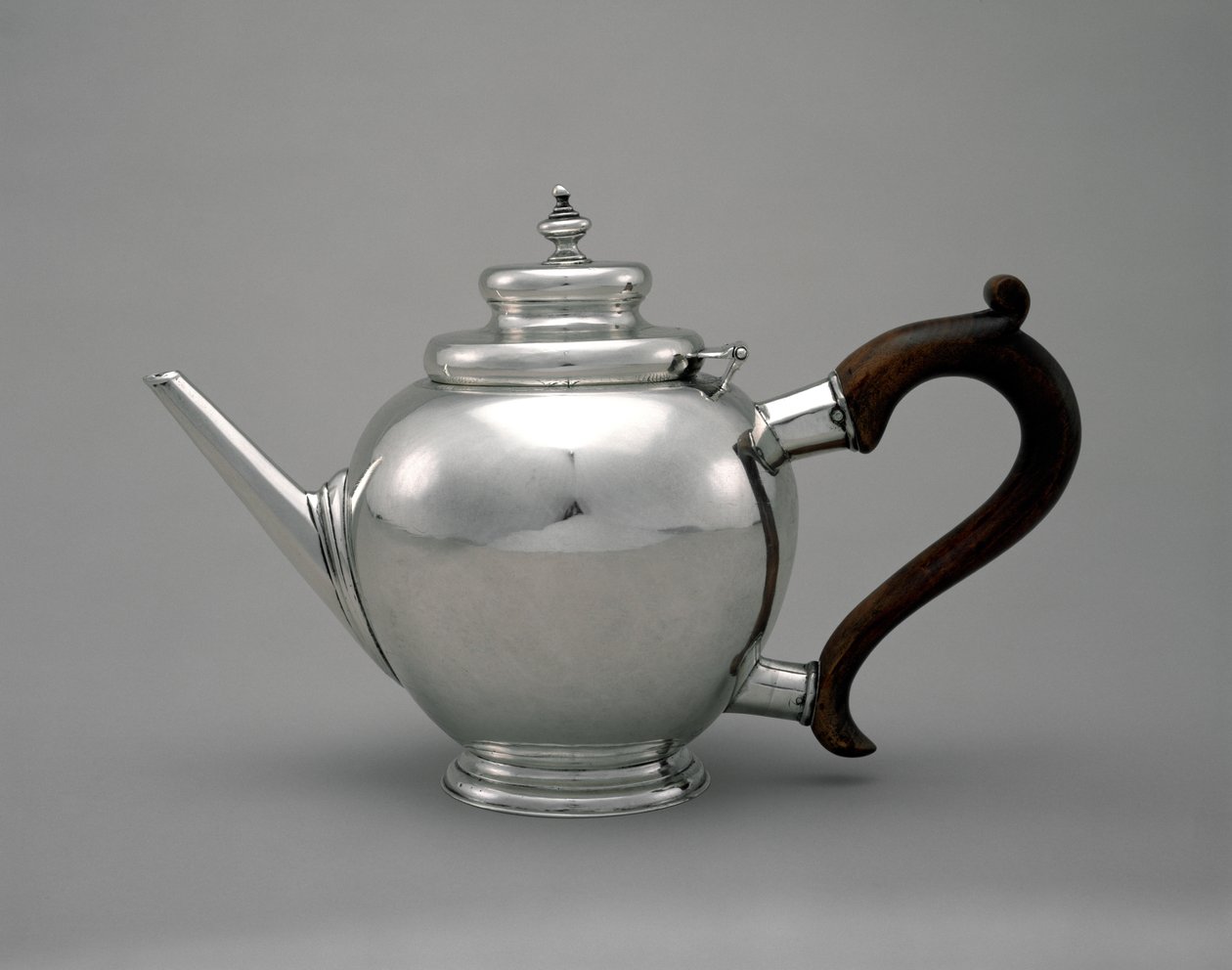 Teapot, Bartholomew Shaats की दुकान से, c.1728-48 (चांदी) द्वारा अमेरिकी स्कूल