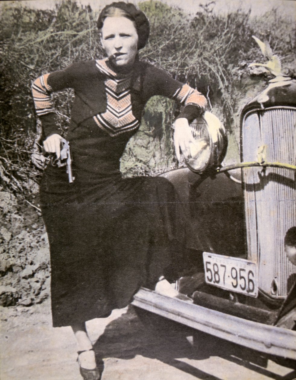 बोनी पार्कर बंदूक और सिगार के साथ 'कठिन' पोज़ देते हुए, c.1934 (b/w फोटो) द्वारा अमेरिकी फोटोग्राफर