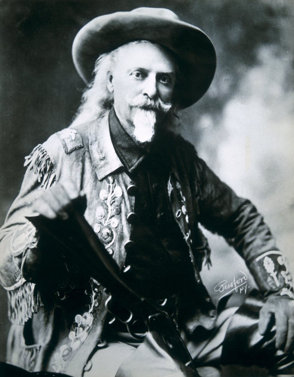 भैंस विधेयक (1846-1917) (बी/डब्ल्यू फोटो) द्वारा अमेरिकी फोटोग्राफर