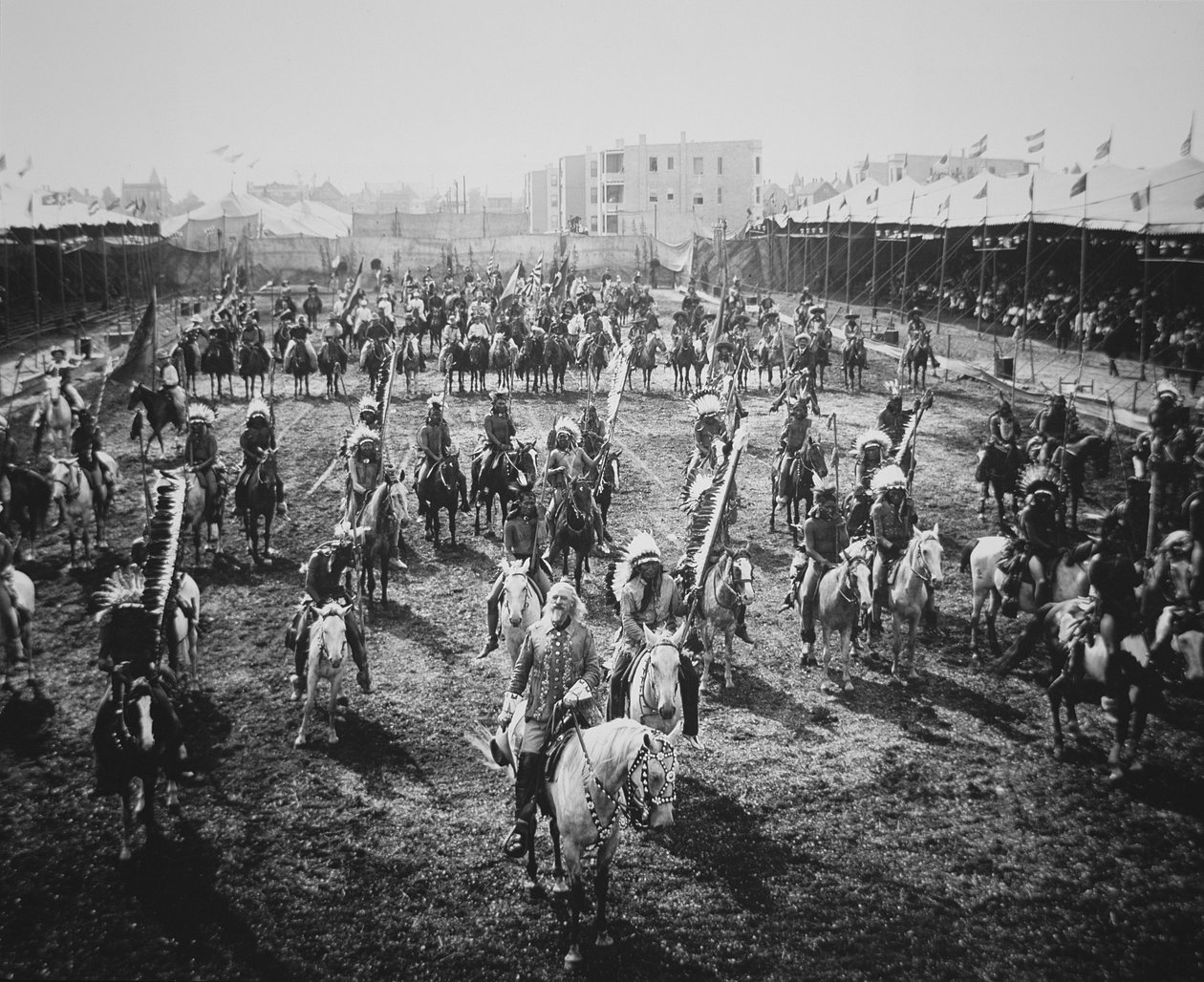 बफ़ेलो बिल (1846-1917) और परेड पर उनके सवार, ओमाहा, नेब्रास्का द्वारा अमेरिकी फोटोग्राफर