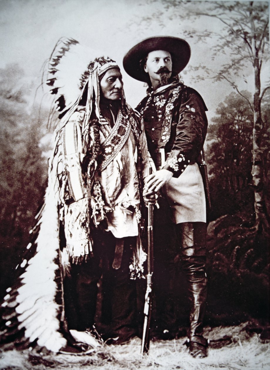 बफेलो बिल कोडी (1846-1917) और उनके वाइल्ड वेस्ट शो (बी/डब्ल्यू फोटो) के साथ दौरे पर चीफ सिटिंग बुल (1831-90) द्वारा अमेरिकी फोटोग्राफर