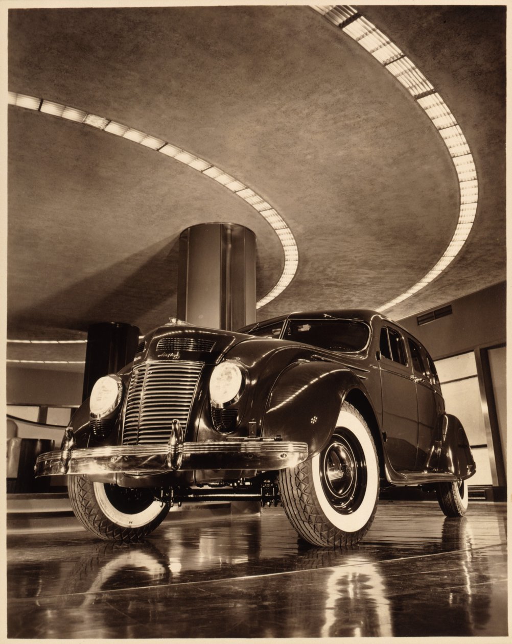 क्रिसलर एयरफ्लो फोर डोर सेडान, पब। 1937 (सीपिया फोटो) द्वारा अमेरिकी फोटोग्राफर