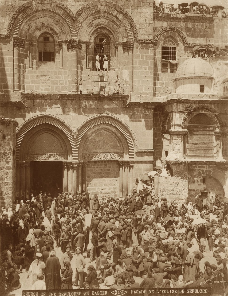 चर्च ऑफ होली सेपुलचर, यरुशलम, आंगन के साथ तीर्थयात्रियों की भीड़ ईस्टर, 1898-1911 के लिए एकत्र हुई द्वारा अमेरिकी फोटोग्राफर