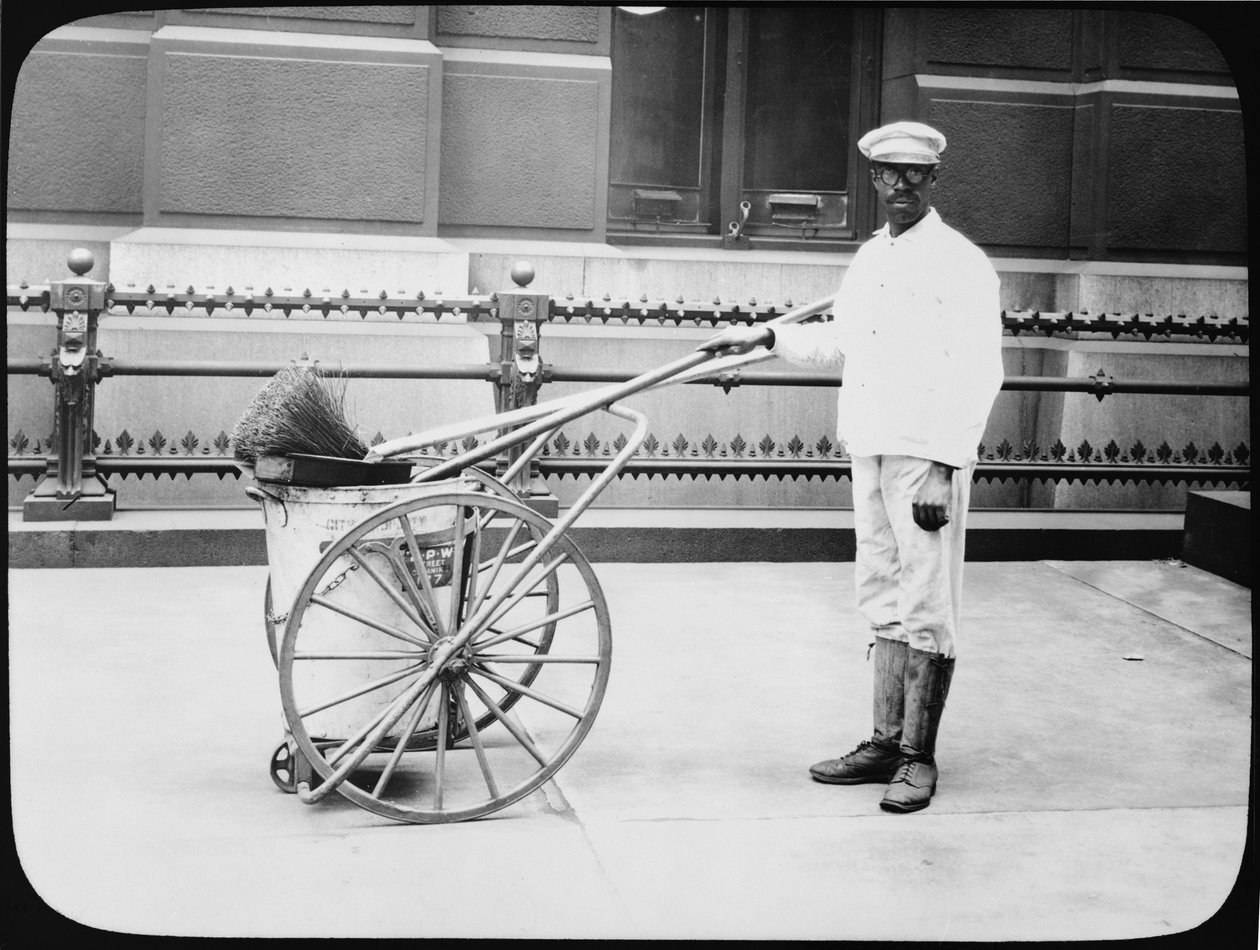 सिटी स्ट्रीट क्लीनर, फिलाडेल्फिया, c.1920 द्वारा अमेरिकी फोटोग्राफर