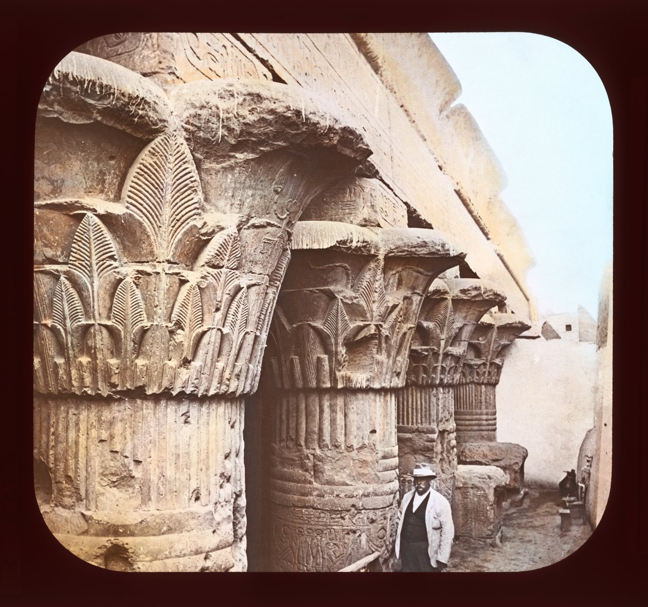Esneh के मंदिर में कॉलम (लालटेन स्लाइड) द्वारा अमेरिकी फोटोग्राफर