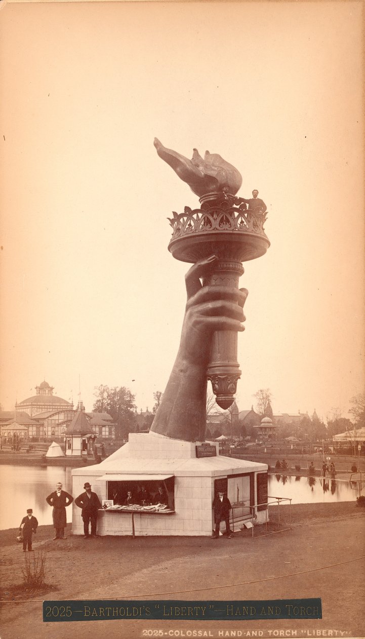 स्टैचू ऑफ़ लिबर्टी का हाथ और टॉर्च, c.1876 (एल्बम प्रिंट द्वारा अमेरिकी फोटोग्राफर