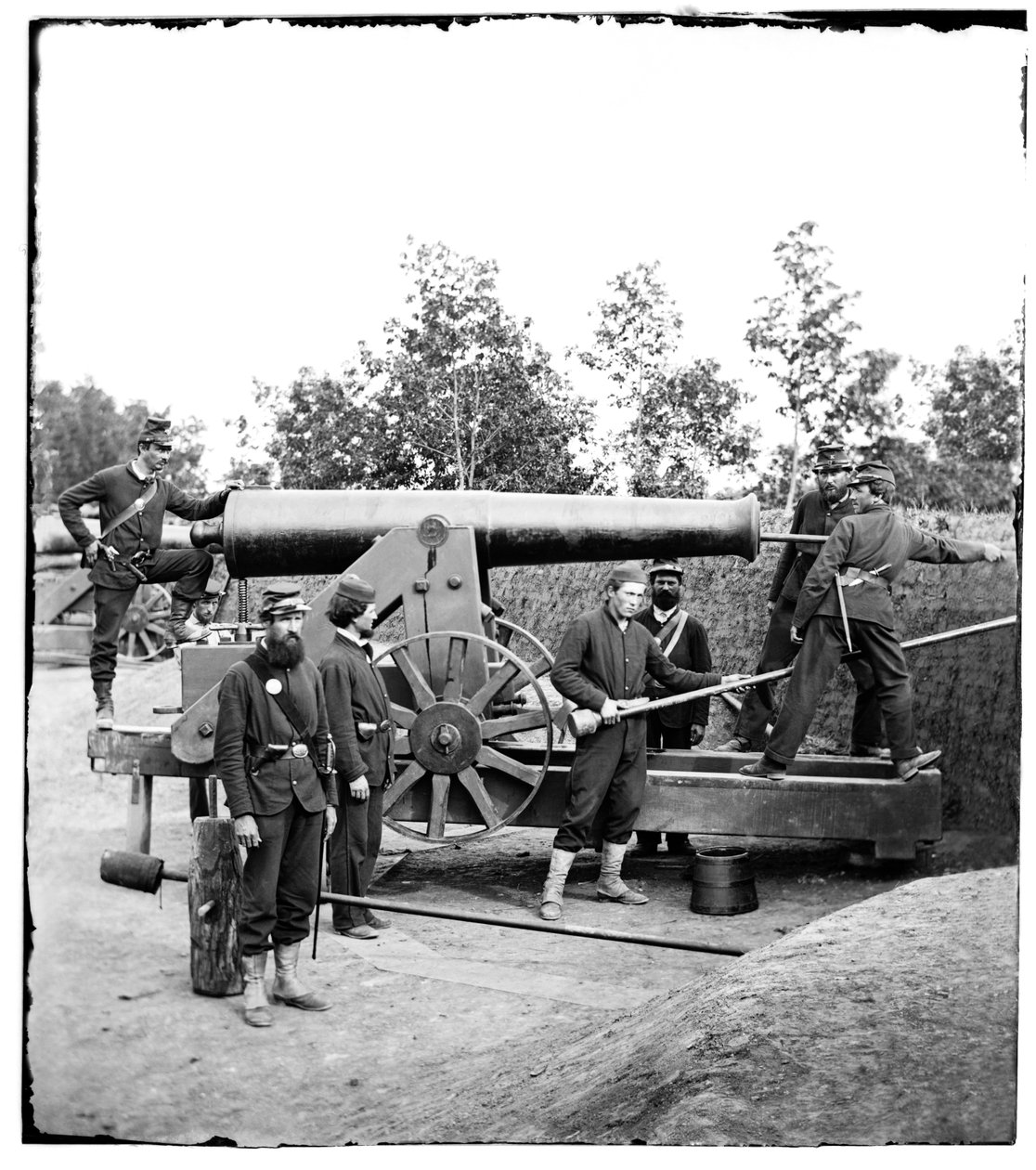 फोर्ट वुडबरी, वर्जीनिया में भारी बंदूक, 1861 द्वारा अमेरिकी फोटोग्राफर