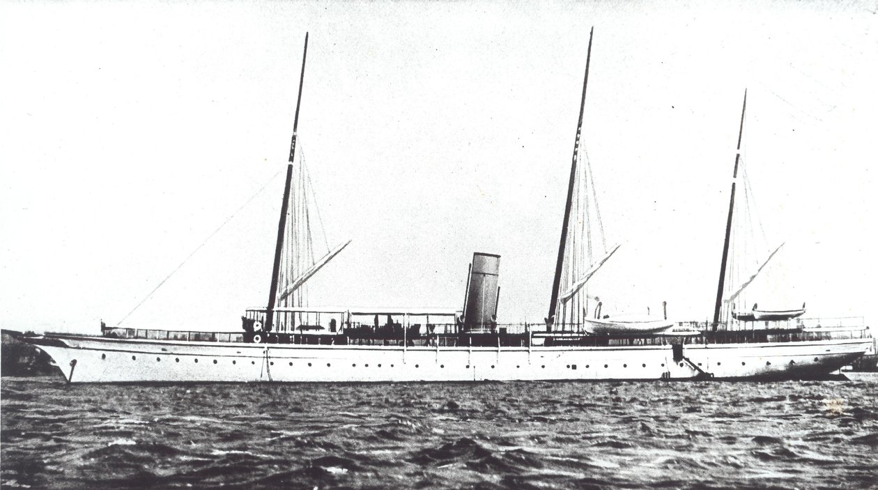 जॉन एस्टोर की लक्जरी नौका, c.1910 (b/w फोटो) द्वारा अमेरिकी फोटोग्राफर