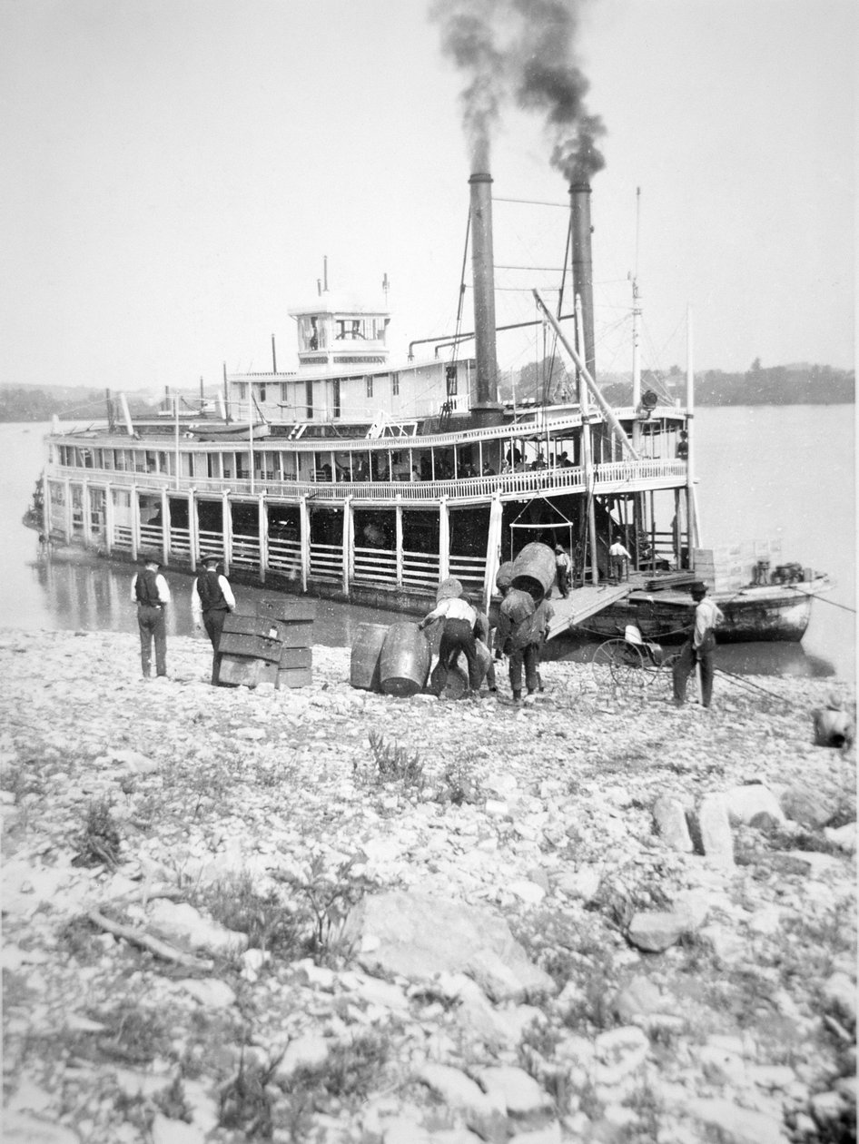 ओहियो नदी पर एक स्टर्न-व्हीलर लोड हो रहा है, c.1900 (b/w फोटो) द्वारा अमेरिकी फोटोग्राफर