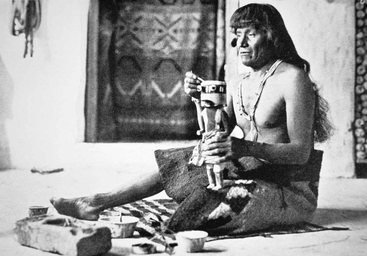 मैन मेकिंग ए कचीना डॉल, c.1890 (b/w फोटो) द्वारा अमेरिकी फोटोग्राफर
