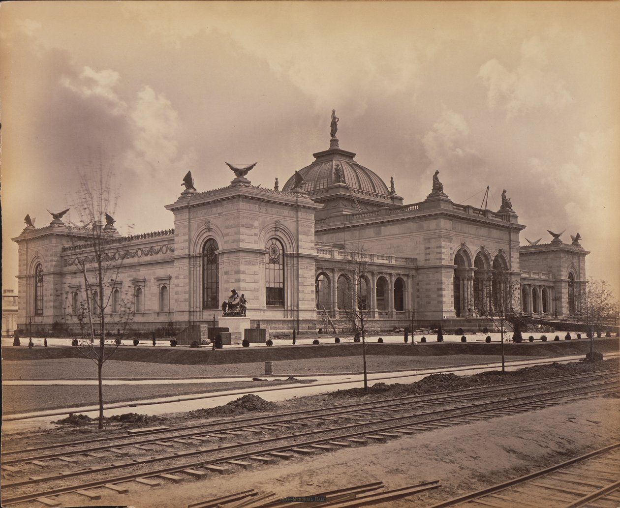 सौ साल के स्मारक हॉल, 1876 (जिलेटिन सिल्वर प्रिंट) द्वारा अमेरिकी फोटोग्राफर