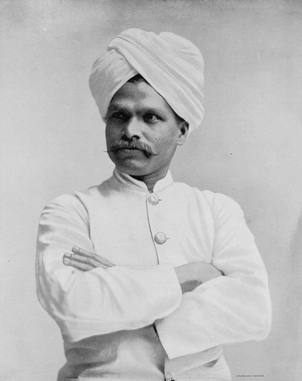श्री डी. जोसेफ, पारंपरिक सिलोन पोशाक में एक 'ईस्ट इंडियन', c.1893 (b/w फोटो) द्वारा अमेरिकी फोटोग्राफर