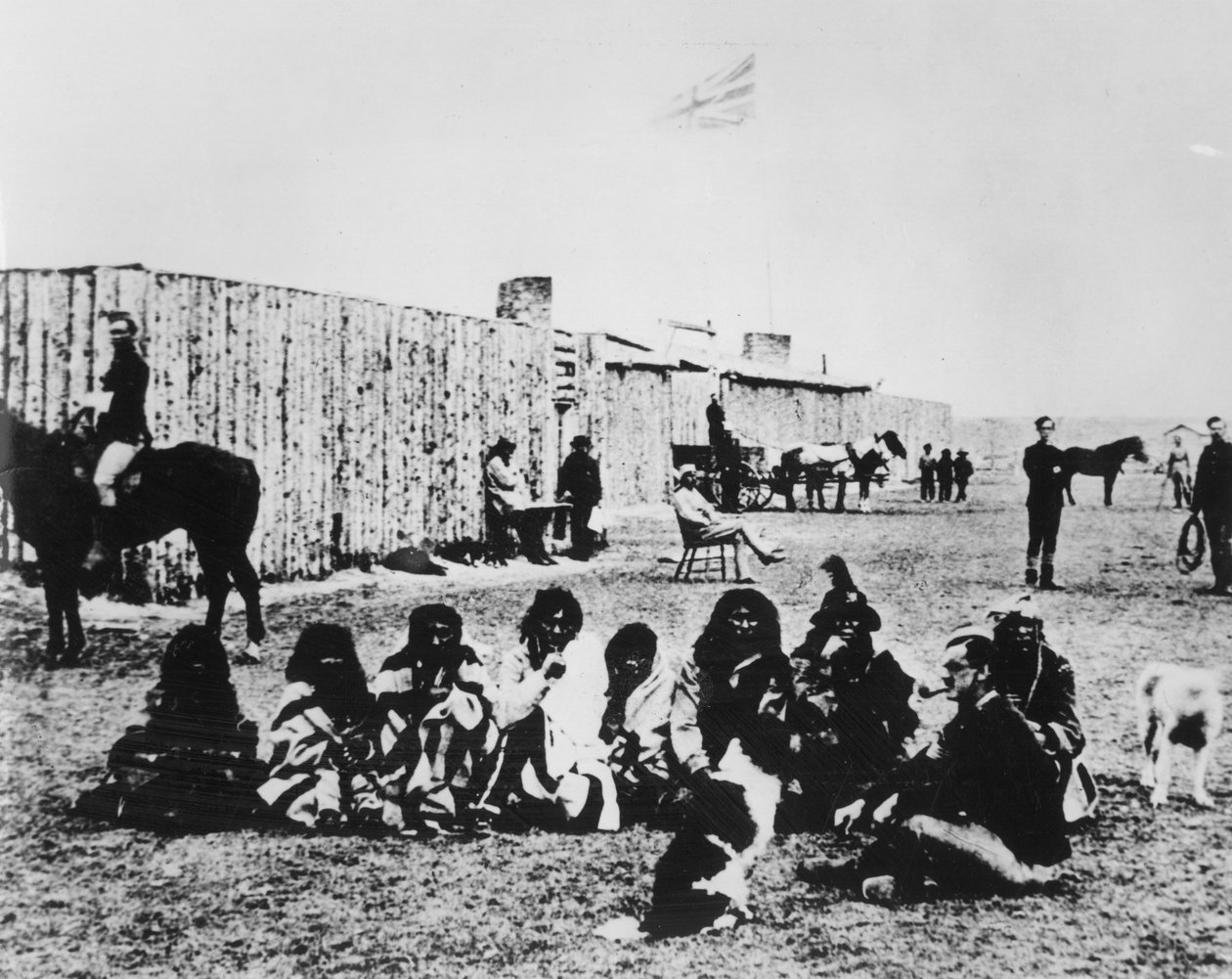 1876 में फोर्ट कैलगरी में उत्तर पश्चिम घुड़सवार पुलिस (बी/डब्ल्यू फोटो) द्वारा अमेरिकी फोटोग्राफर