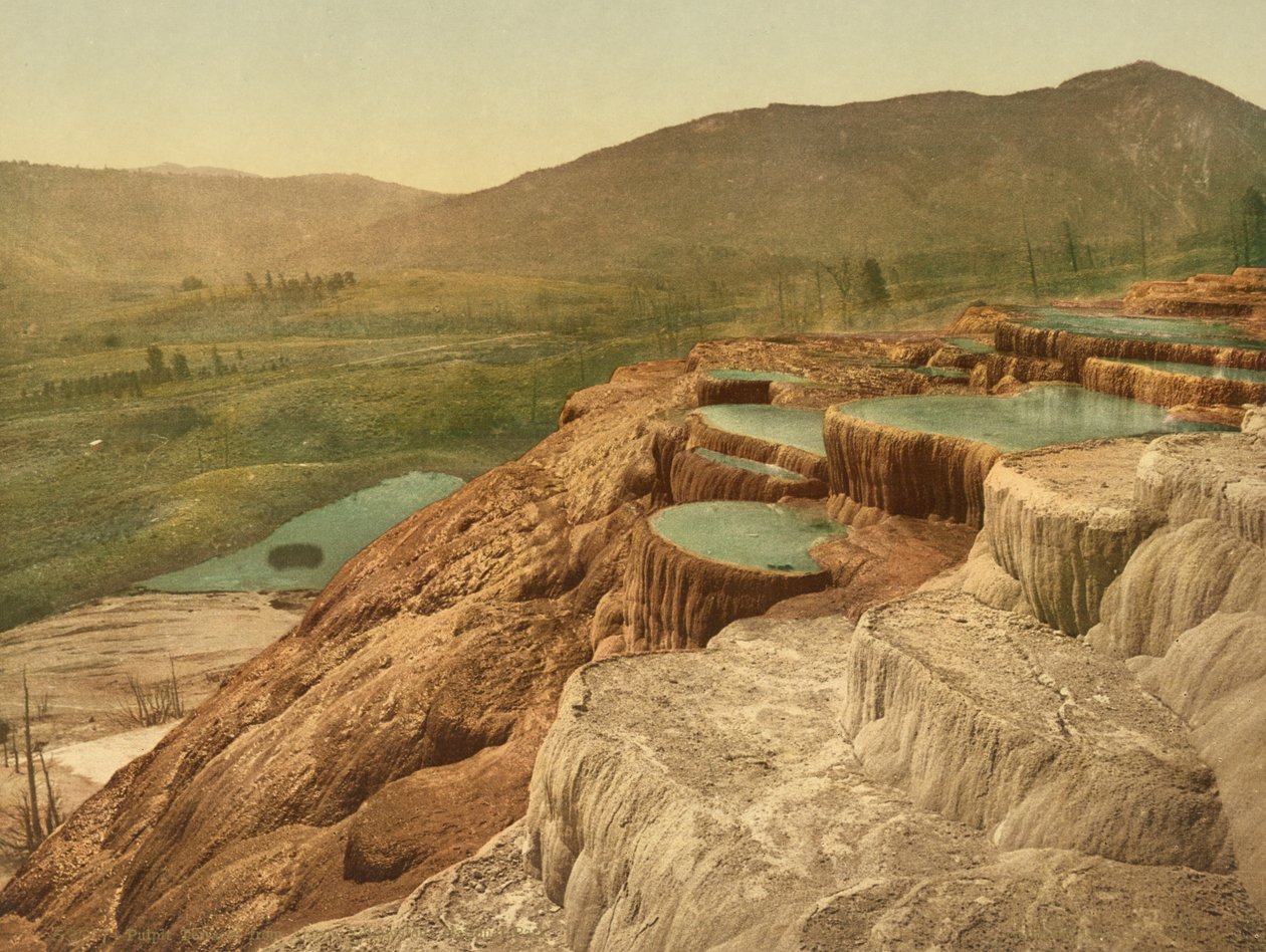 ऊपर से पल्पिट टैरेस, येलोस्टोन नेशनल पार्क, c.1898 (फोटोक्रोम) द्वारा अमेरिकी फोटोग्राफर