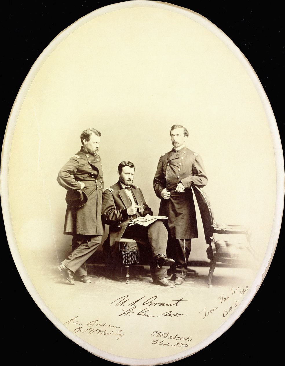 सैन्य वर्दी में Ulysses S. Grant और उनके सहयोगियों, Orville E. Babcock और Adam Badeau की हस्ताक्षरित तस्वीर, C.1.165 द्वारा अमेरिकी फोटोग्राफर