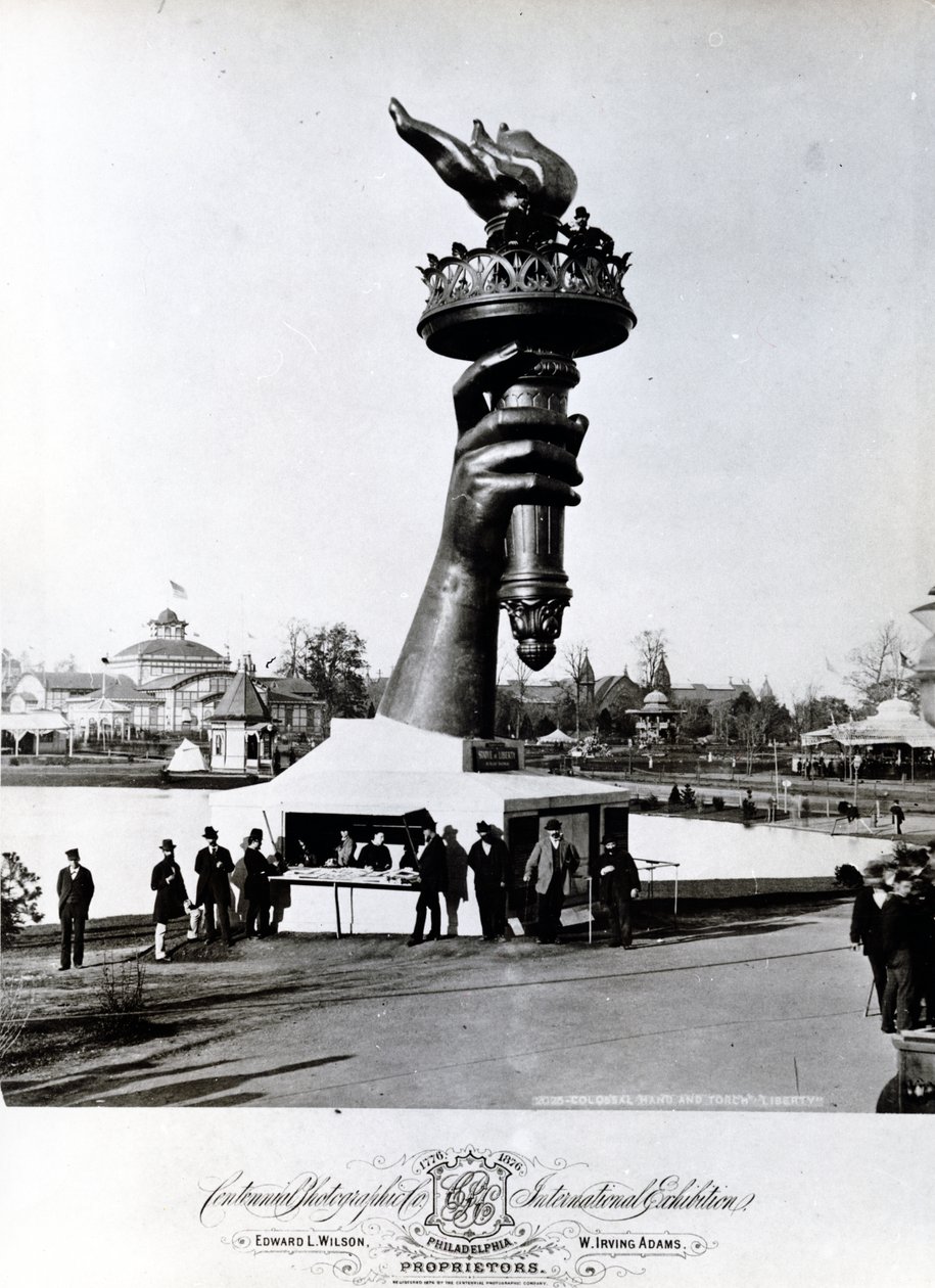 स्टैच्यू ऑफ़ लिबर्टी का हाथ और मशाल, 1876 द्वारा अमेरिकी फोटोग्राफर