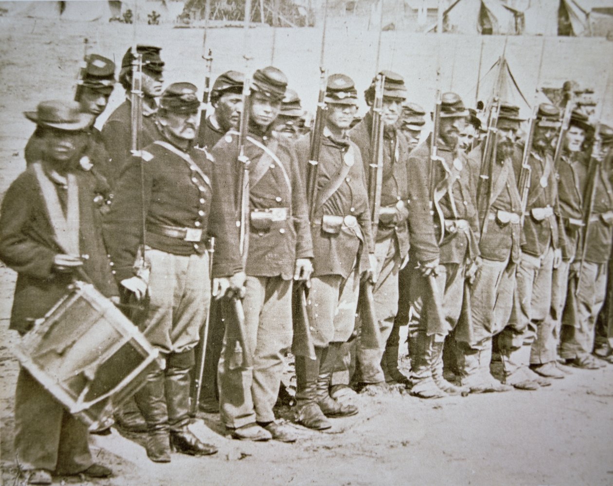 छठी मेन इन्फैंट्री Regt। फ्रेडरिक्सबर्ग की लड़ाई के बाद परेड पर केंद्रीय सेना द्वारा अमेरिकी फोटोग्राफर