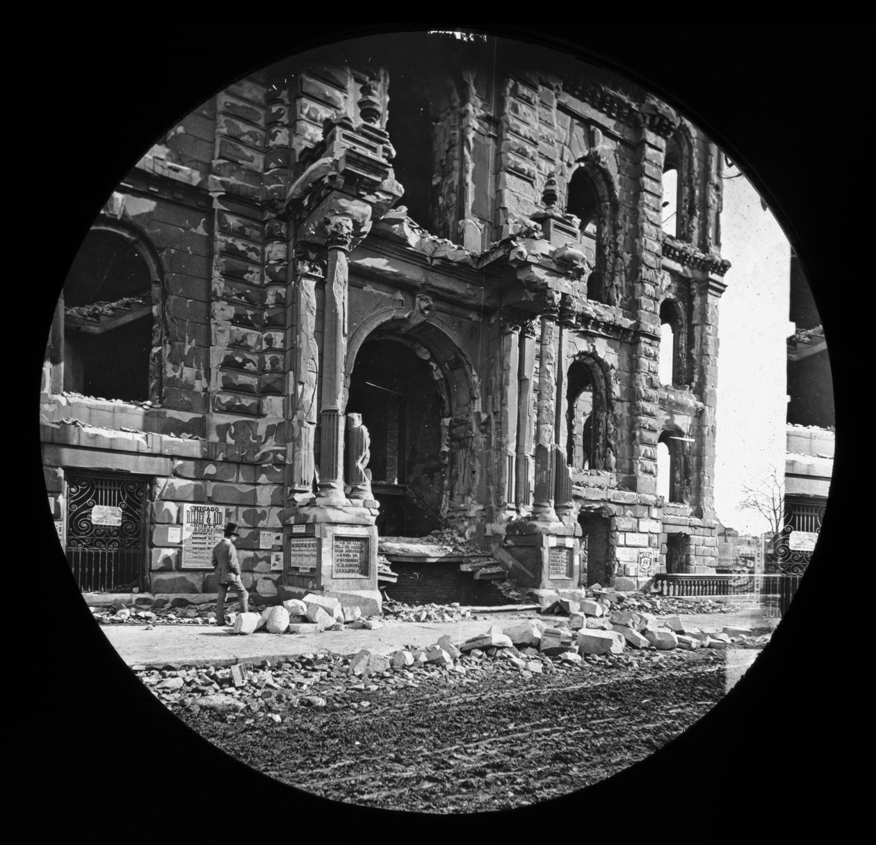 ग्रेट शिकागो फायर, 1871 (ग्लास लालटेन स्लाइड) के बाद प्रांगण में पश्चिम प्रवेश द्वार द्वारा अमेरिकी फोटोग्राफर