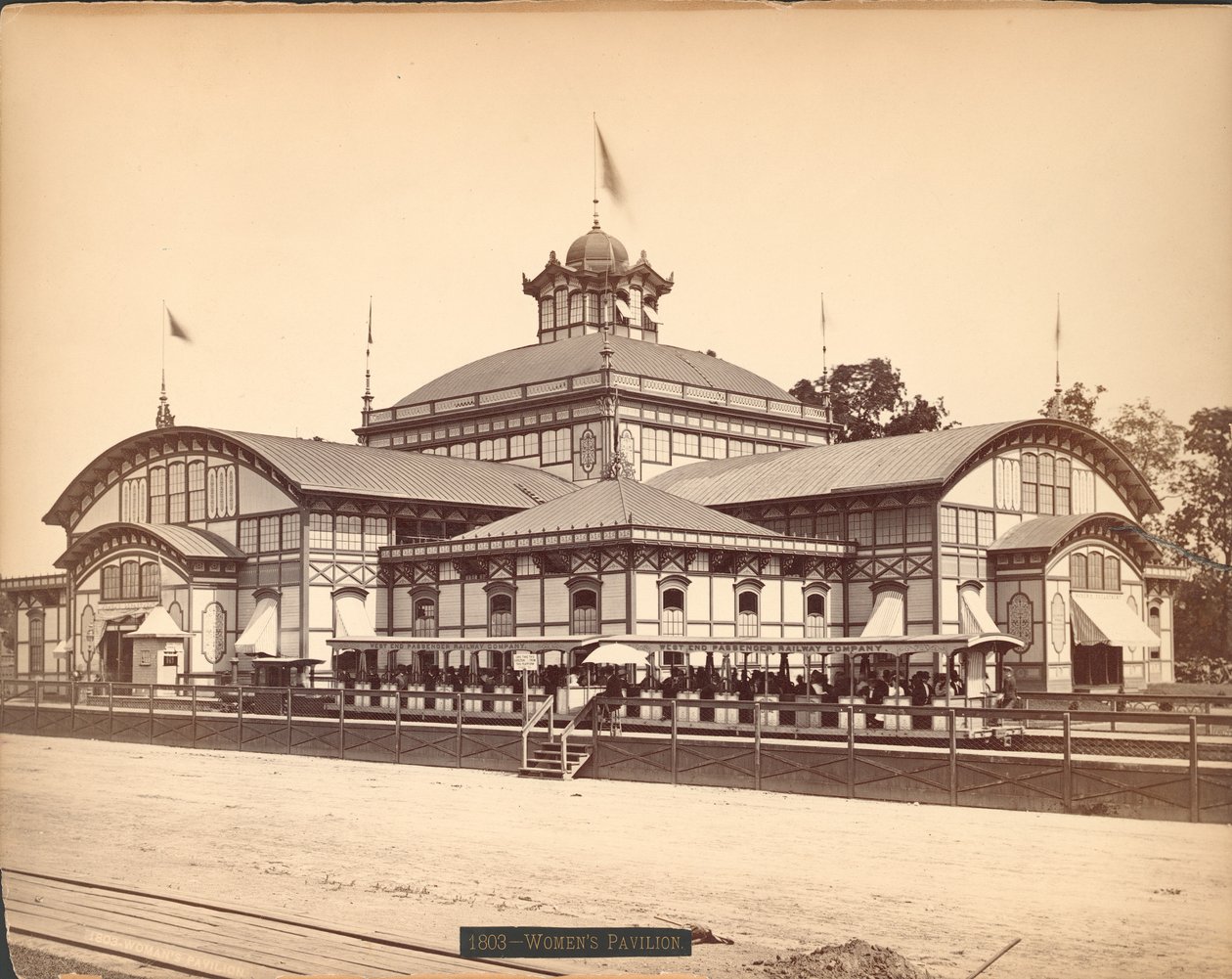 महिला मंडप, शताब्दी अंतर्राष्ट्रीय प्रदर्शनी, फिलाडेल्फिया, 1876 (एल्बम प्रिंट) द्वारा अमेरिकी फोटोग्राफर