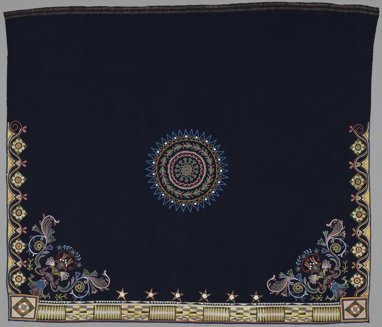 डांस ब्लैंकेट, अनिशिनाबे, डकोटा, c.1840-50 (ऊन, रेशम और मोती) द्वारा अमेरिकी स्कूल